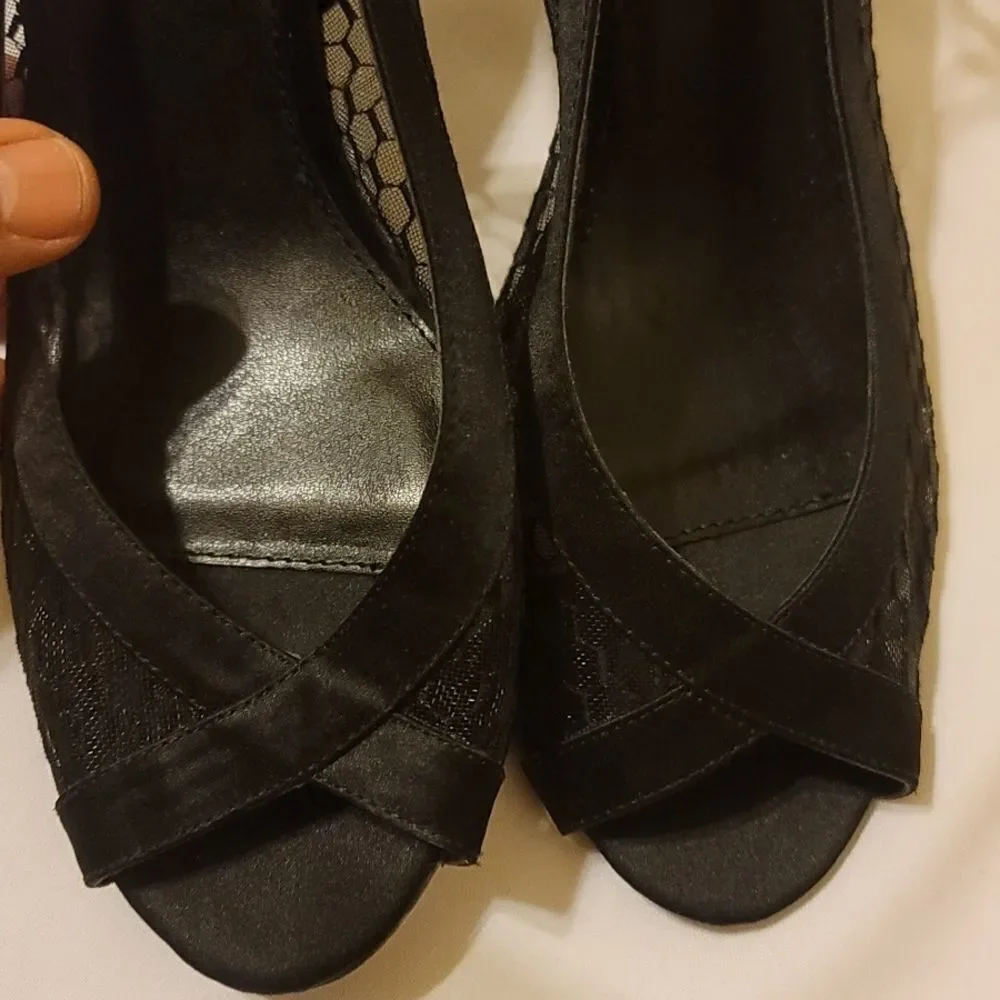 CP honeycomb lace heels size 10‎